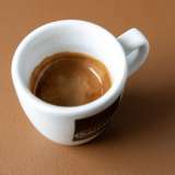 Il caff� macchiato � un espresso (da 80 ml) a cui viene aggiunta una piccolissima quantit� di latte, sui 10 ml